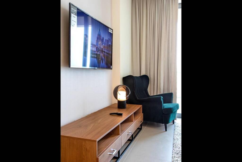 A Luxury Aprt 2 Bedrooms Balcony With Wonderful View Mall Access Hi Speed Wifi Beach Access & Much More For Family Only Samaheej Exteriér fotografie